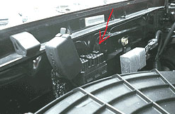 Toyota Land Cruiser (2000 г.)Расположение: под капотом. Разъем закрыт крышкой с надписью DIAGNOSE